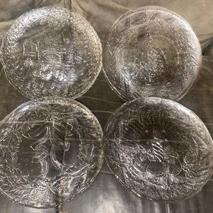 7 in total vintage arcoroc Christmas plates.